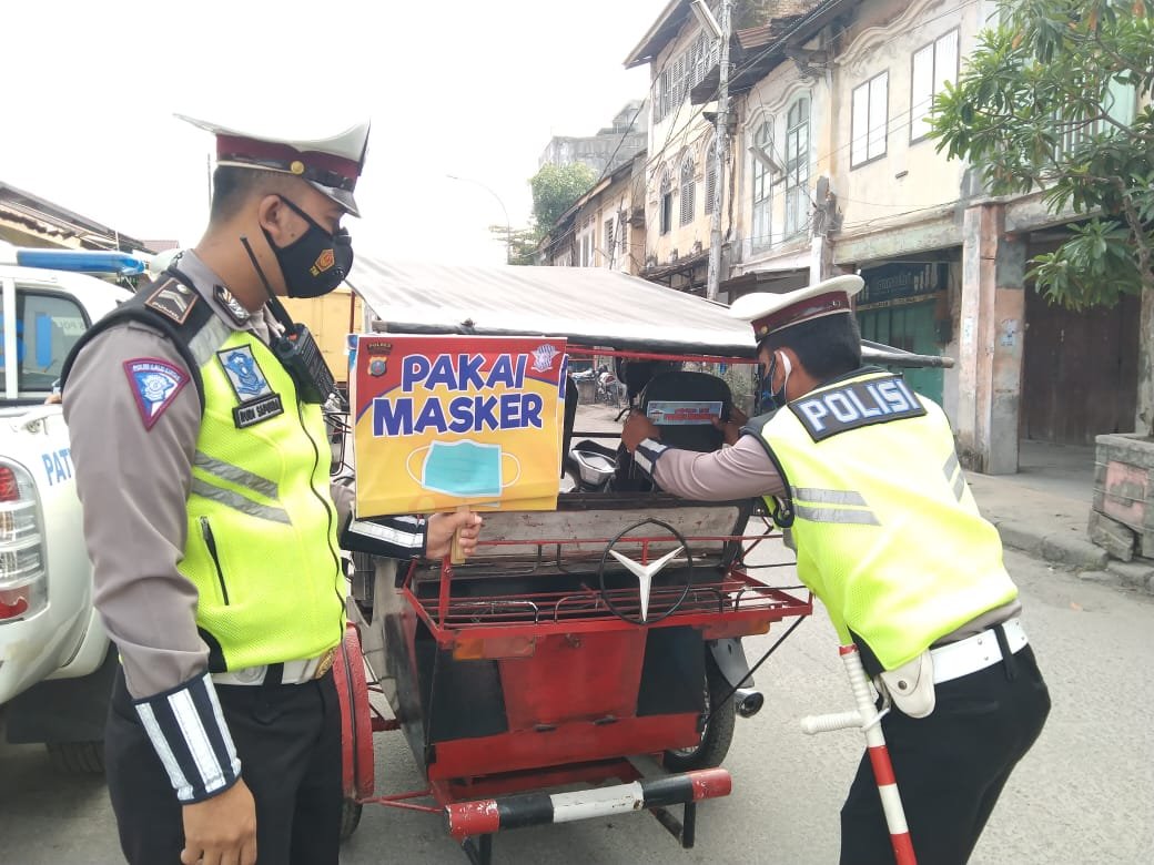 Minimalisir Penyebaran Corona, Satlantas Tempel Stiker â€œAyo Pakai Maskerâ€