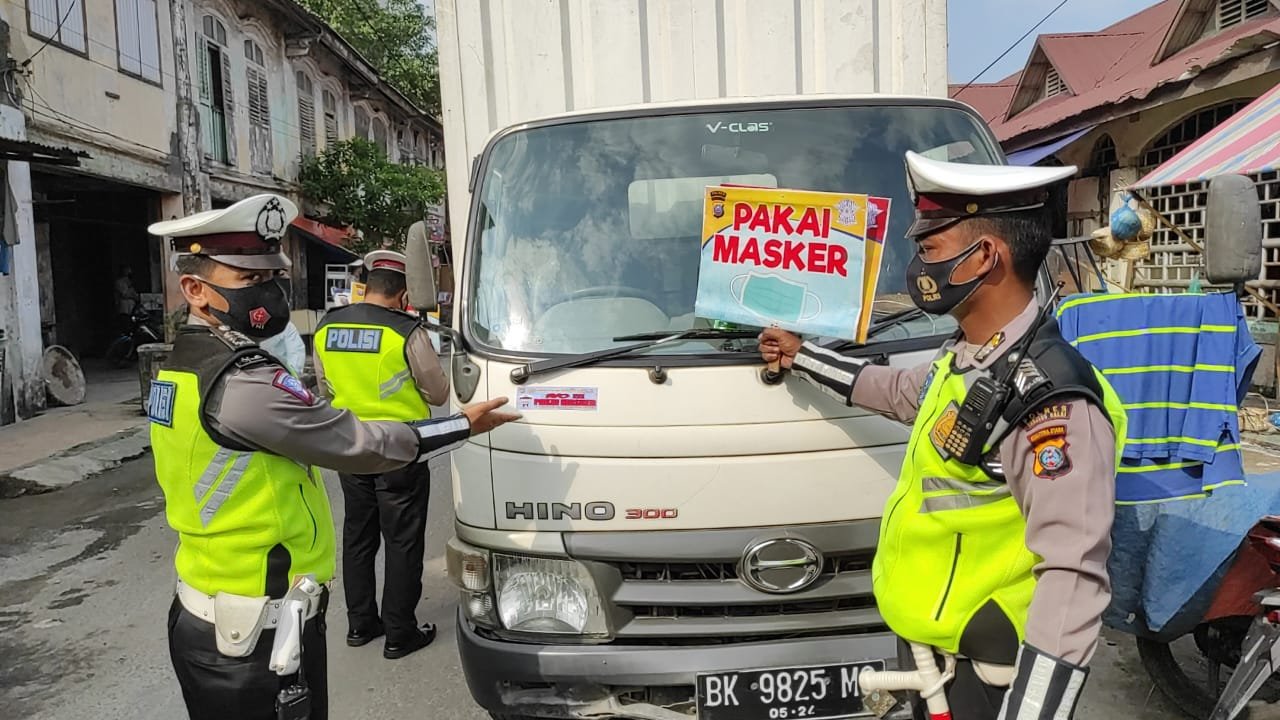 Sat Lantas Polres Tanjung Balai Ingatkan Masyarakat Menggunakan Masker