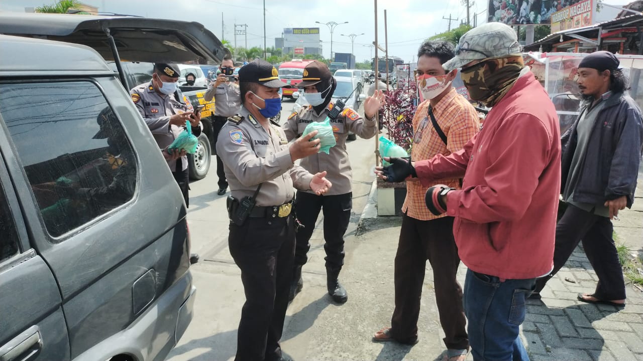 Polsek Patumbak Baksos Bagikan Nasi Bungkus dan Pesan Kamtibmas