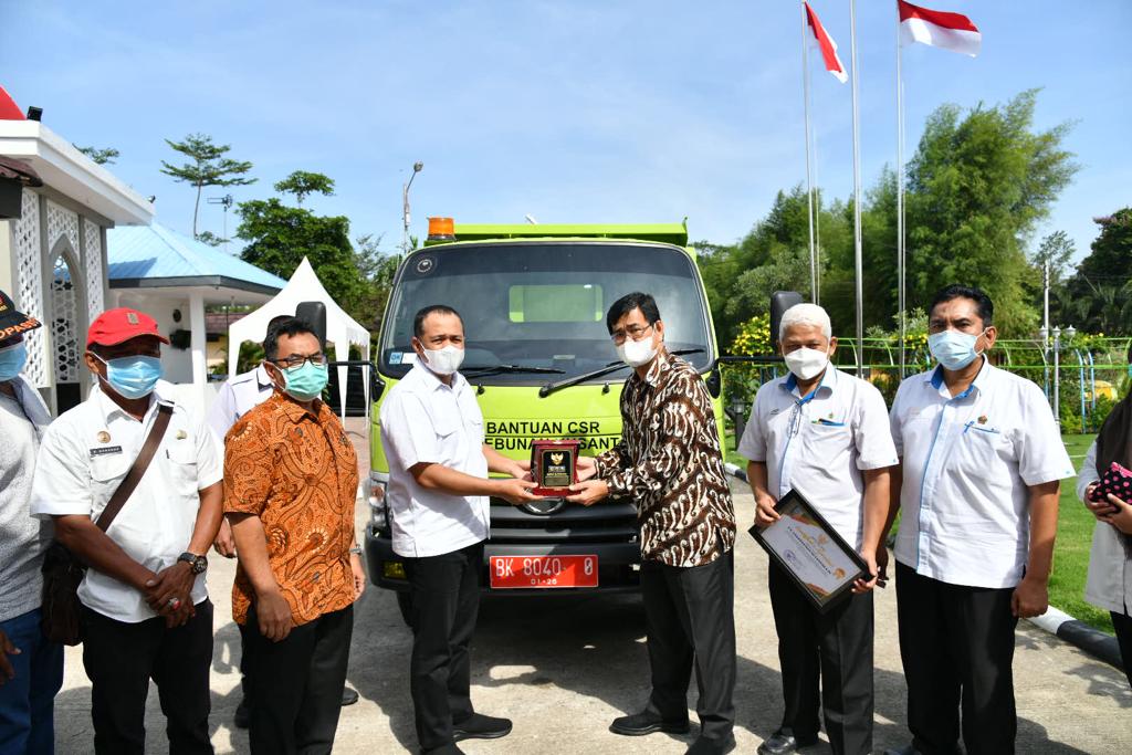 PTPN IV Serahkan Dump Truck ke Pemkab Batu Bara