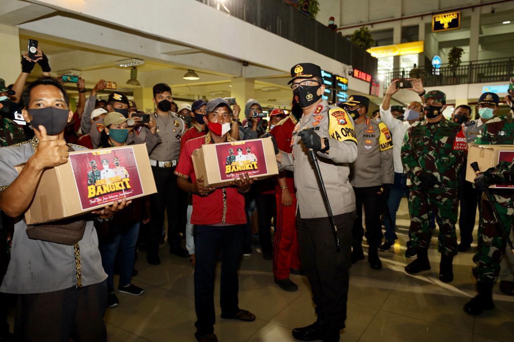 Pangdam V Brawijaya dan Kapolda Jatim Tinjau Protokol Kesehatan di Terminal Purabaya,  Bagikan 10.000 Masker serta 300 Paket Sembako