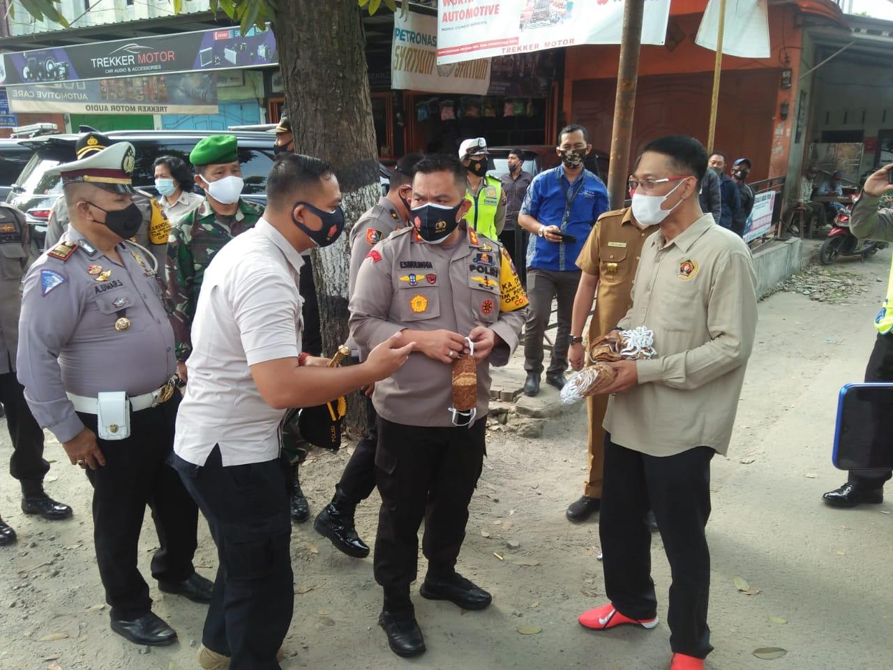 Peringati HPN Ke-75: PWI Langkat Bagi Masker, Santuni Anak Yatim Dan Kaum Duafa