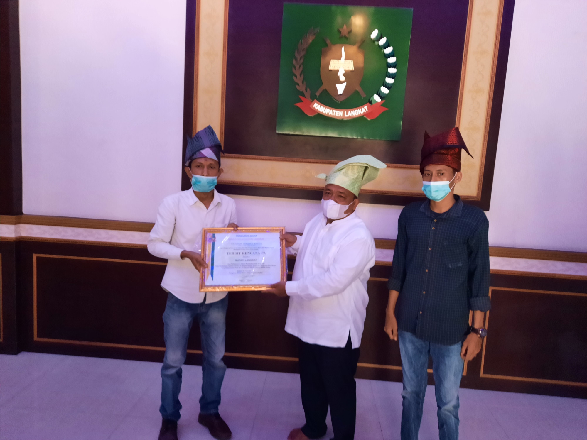 Bupati Menerima Hadiah, TanjakÂ  Mahkota Warisan