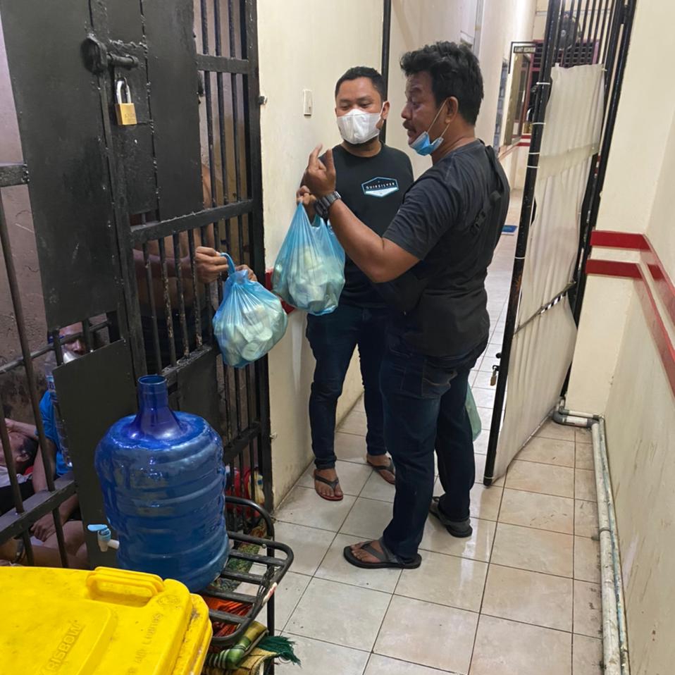 Polsek Medan Baru Peduli Tahanan dengan Memberi Makanan Tambahan Ubi Rebus