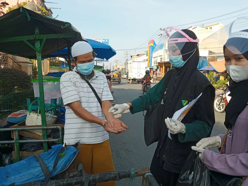 DD Waspada Bagikan Masker dan Handsanitizer di Pasar