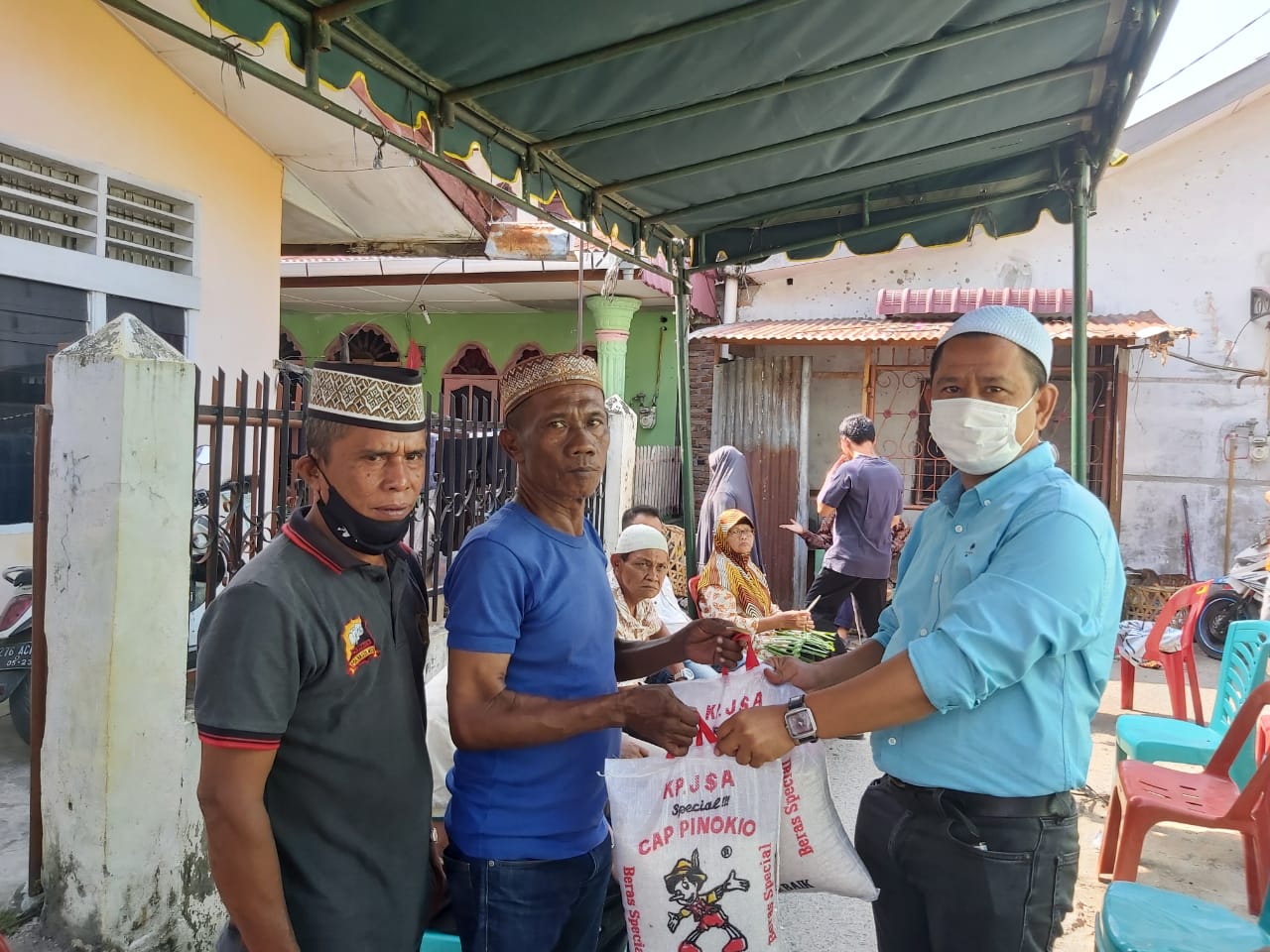 Ketua Pewarta Santuni 2 Goni Beras saat Melayat ke Rumah Almarhumah Hj Manis Br Ginting