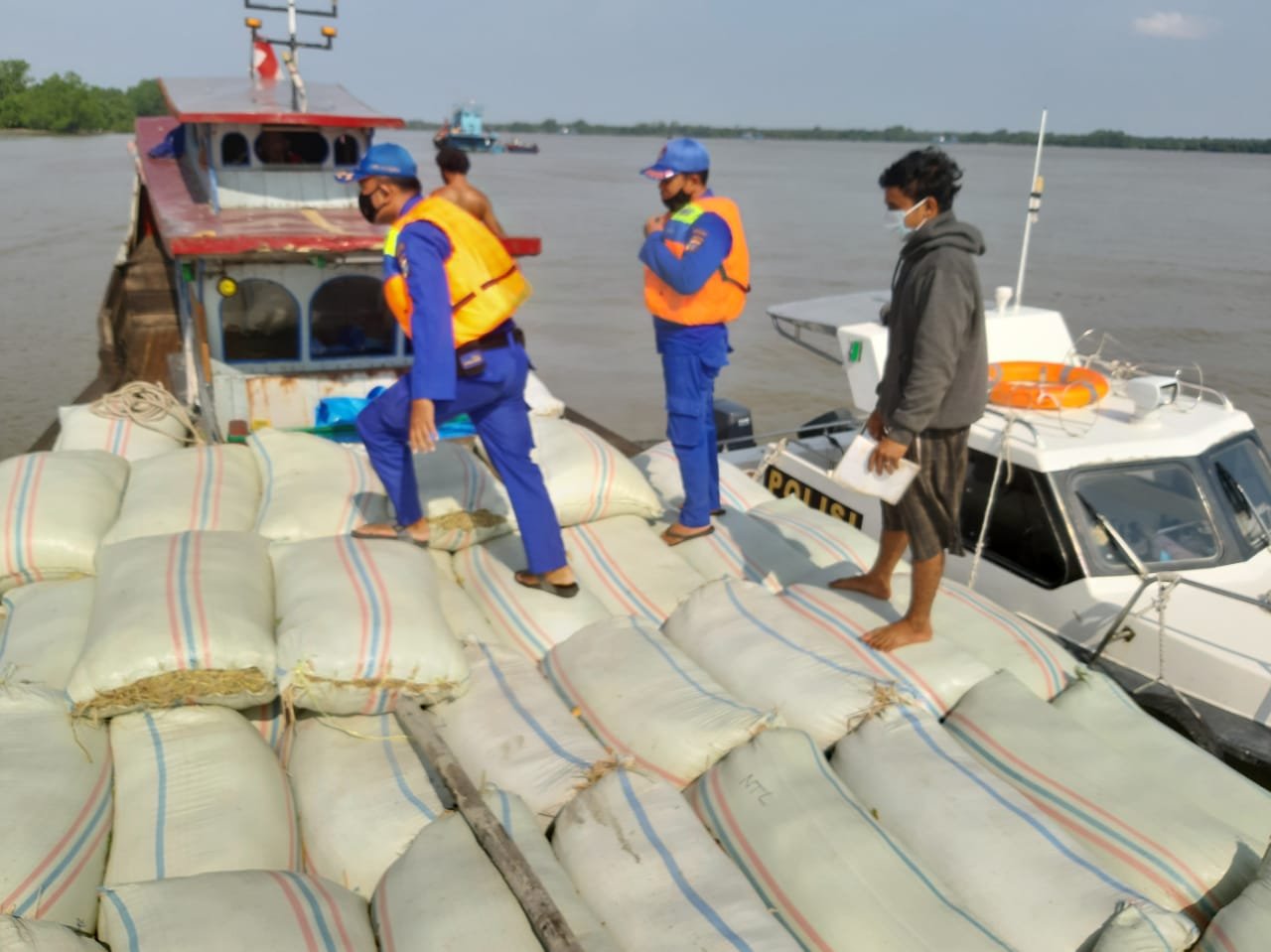Selama 1 x 12 Jam Sat Polair Polres Tanjung Balai Patroli Perairan dan Sosialisasi Adaptasi Kebiasaan Baru