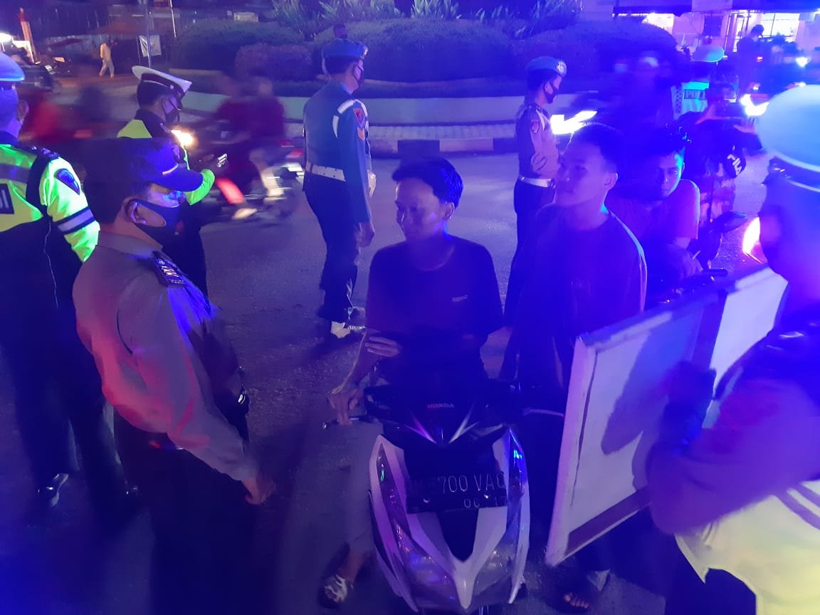 Petugas Gabungan TNI - Polri Bersama Pemko Tanjung Balai Blue Light Patrol Giat Pendisiplinan Adaptasi Kebiasaan Baru