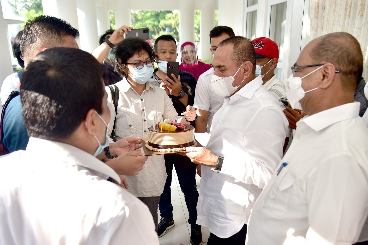 Milad ke 60Â  Gubsu Edy dapat Kejutan Kue Tar dari Wartawan, Senantiasi Diberi KesehatanÂ 