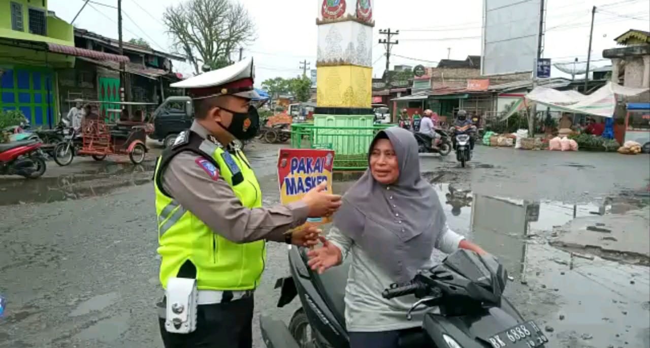 Membiasakan Masyarakat Hidup Sehat di Tengah Pandemi Covid-19, Sat Lantas Bagi Masker Secara Gratis