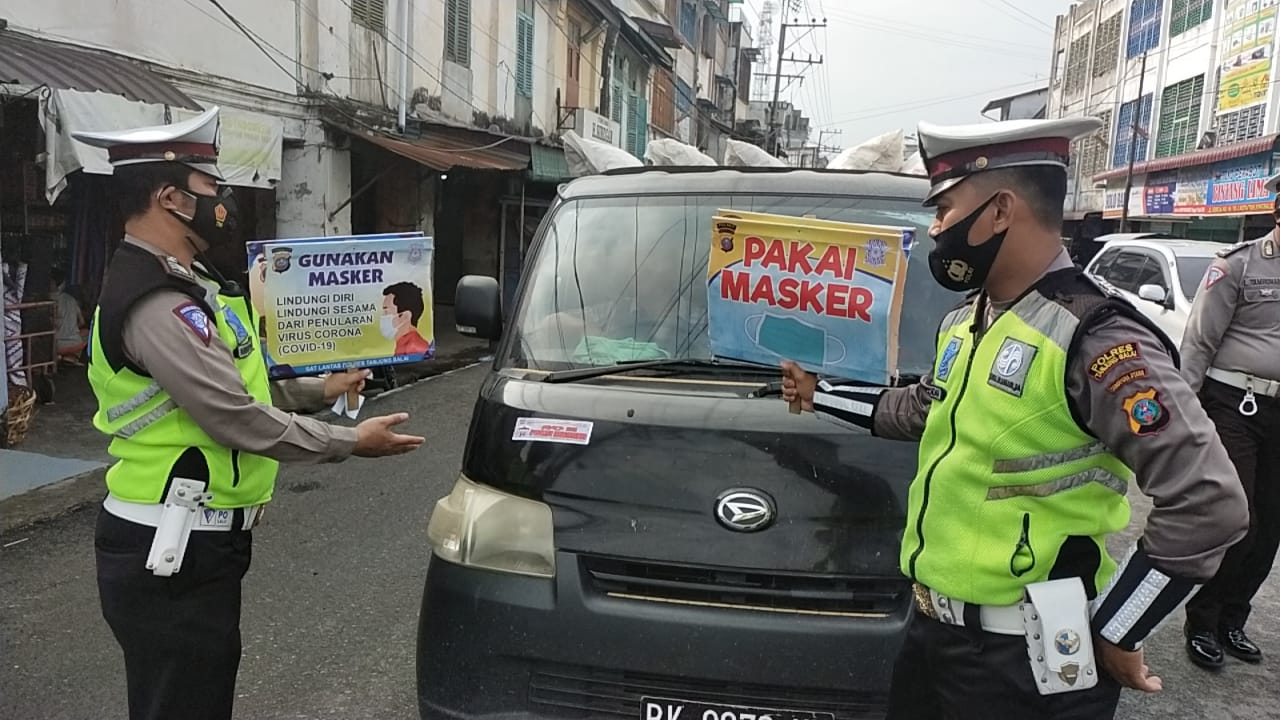 Sosialisasi Adaptasi Kebiasaan Baru Sat Lantas Polres Tanjung Balai Tempel Stiker 
