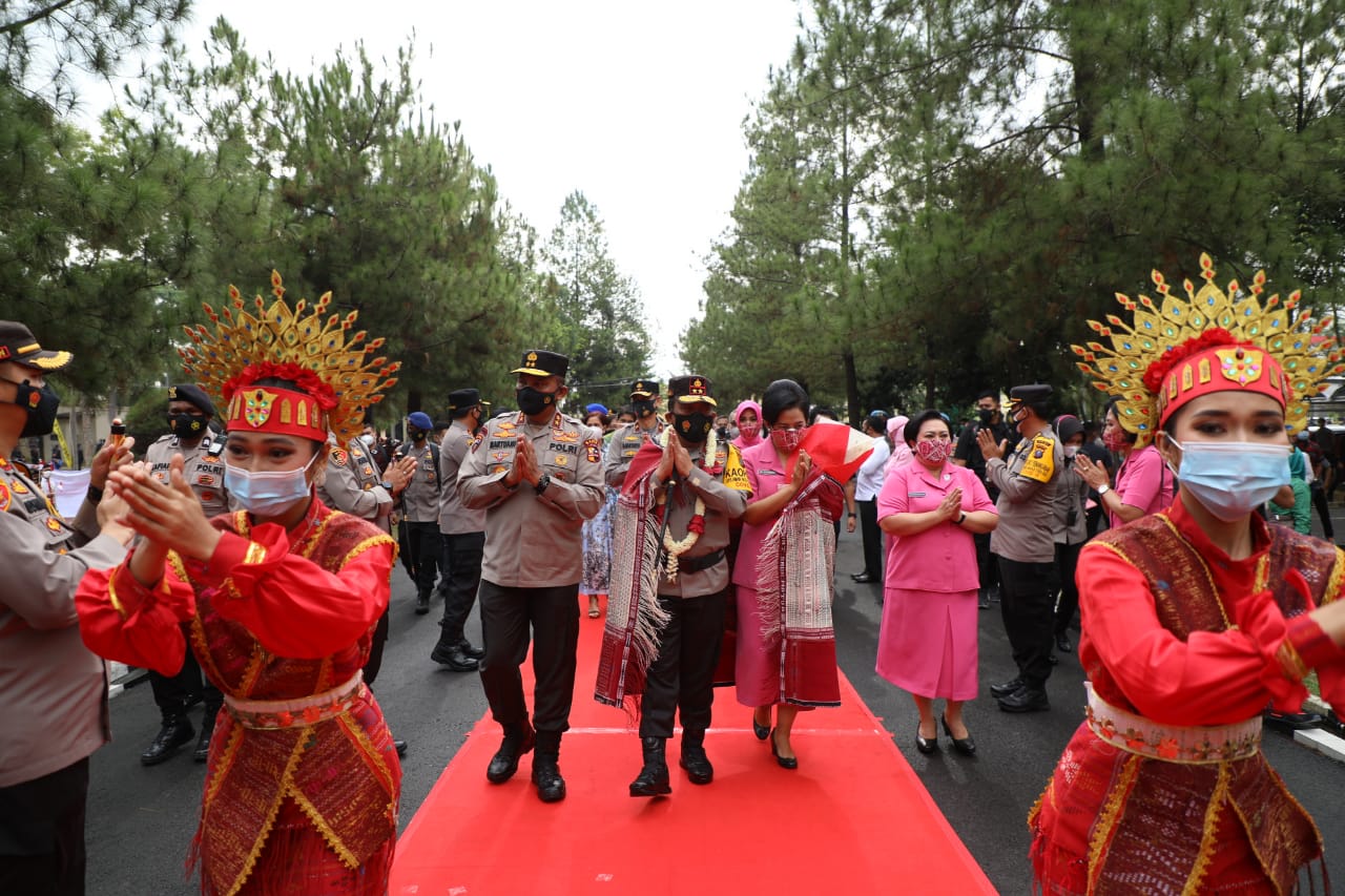 Tiba di Mapolda Sumut, Irjen Pol Panca Putra Disambut Tarian Daerah Etnis Sumut