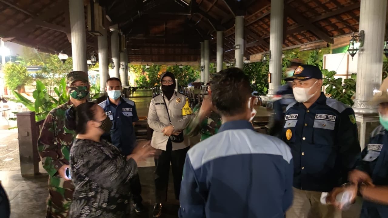 Giat Sambang Kamtibmas, Polwan Polsek Medan Helvetia Sosialisasi Covid 19 di Wilayah Binaannya