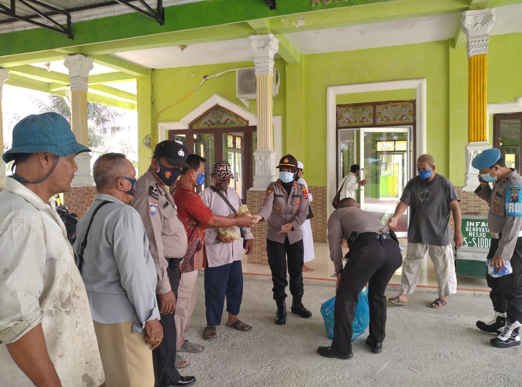 Dalam Situasi Pandemi, Polsek Patumbak Kembali Melaksanakan Baksos Berbagi Nasi Bungkus dan Masker