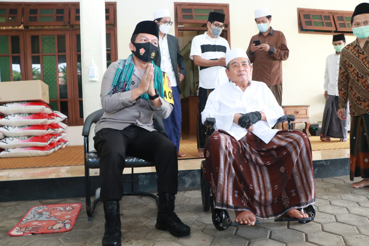 Disenyamatkan Sorban, Kapolda Jatim Irjen Nico Silaturahmi ke KH Zainuddin Djazuli Pengasuh Ponpes Al Falah Ploso