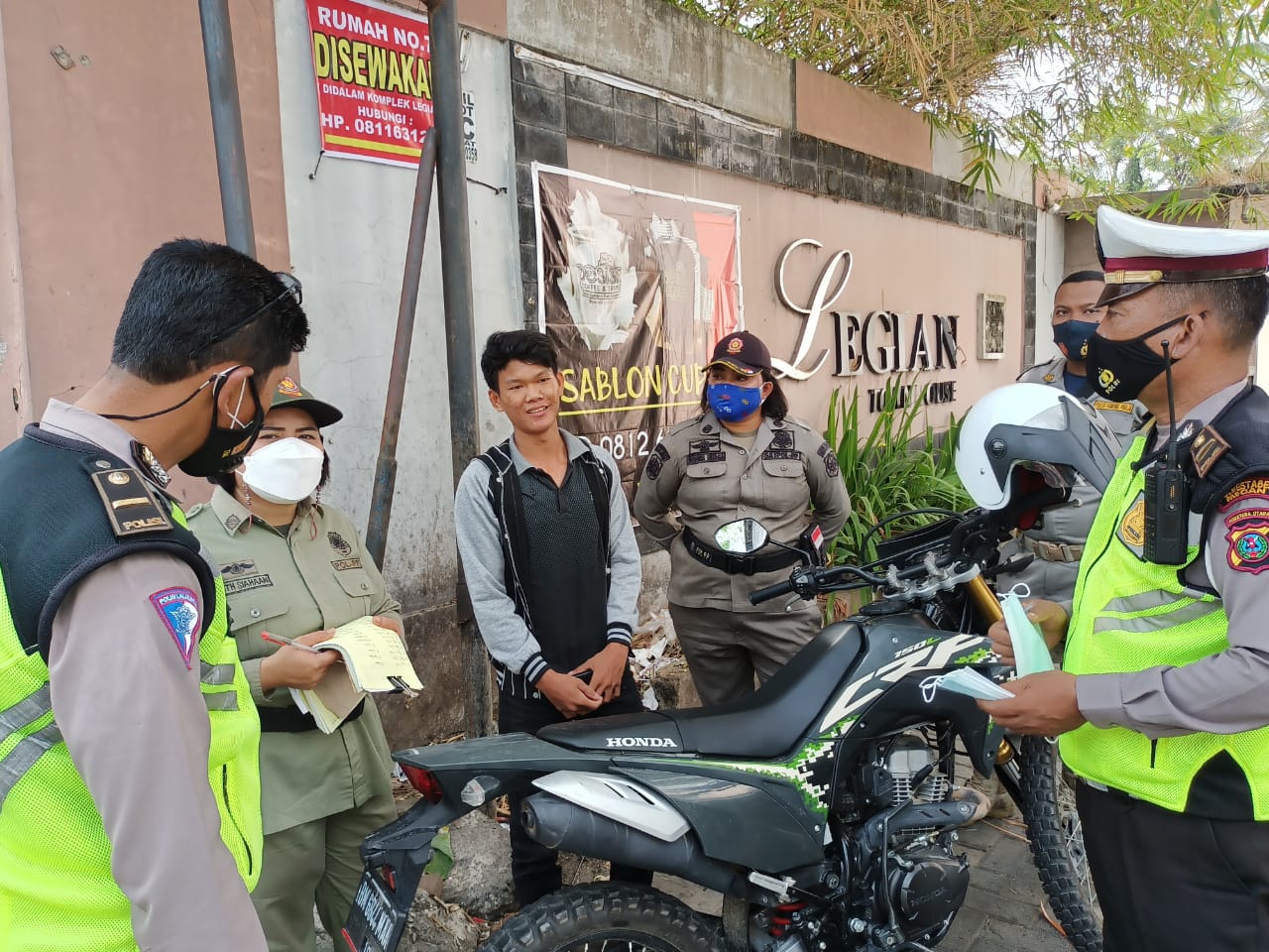 Di akhir Pekan, Unit Lantas Polsek Medan Helvetia Bagi Masker Kepada Pengendara