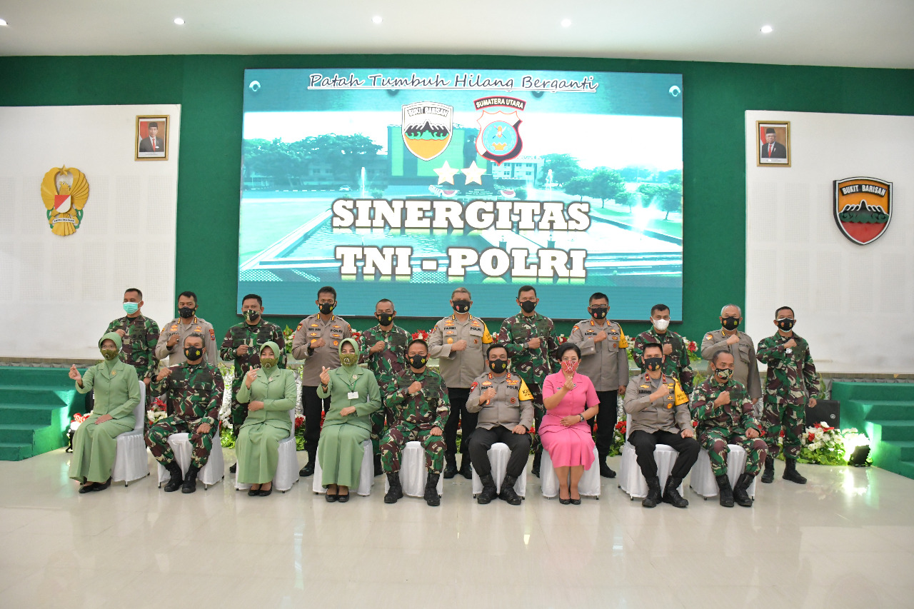 Bukti Sinergitas TNI-Polri, Pangdam I / BB Sambut Kapoldasu dengan Tor-Tor dan Lagu Anak MedanÂ 