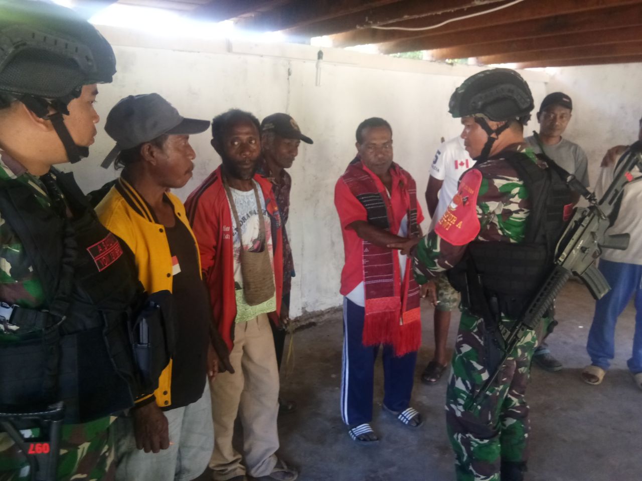 TNI Merajut Silaturahmi dengan Masyarakat Papua