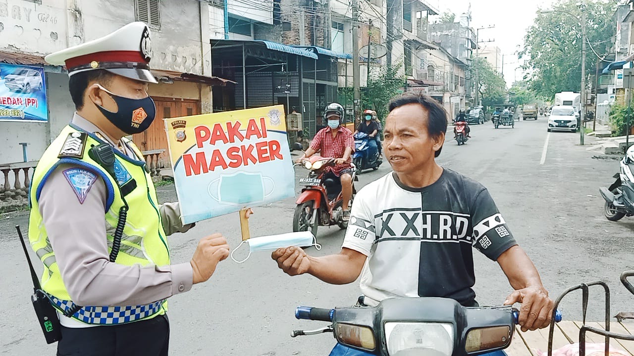 Cegah Virus Corona, Sat Lantas Polres Tanjung Balai Bagi Masker Gratis