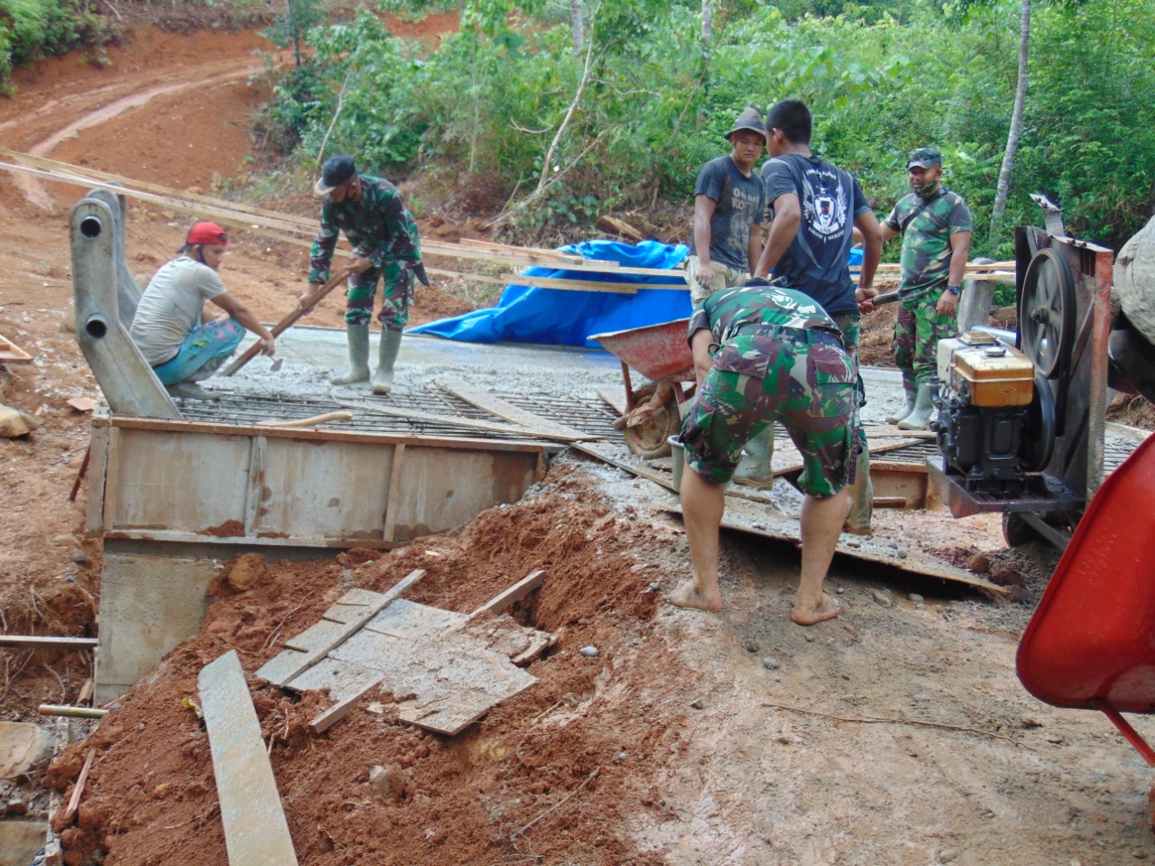 Satgas TMMD 110 Pariaman Terus Berikan Pengabdian Tanpa Batas di Tengah Pandemi Covid-19