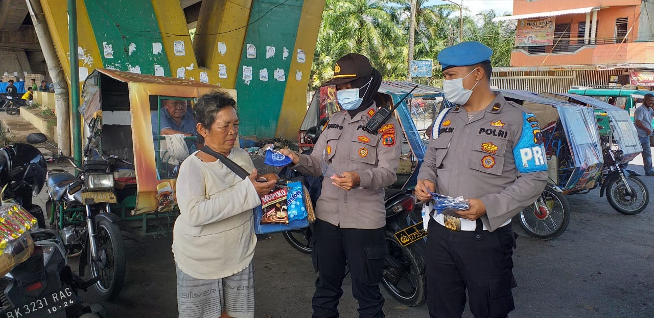 Dimasa Pandemi, Polsek Patumbak KembaliÂ  Melakukan Jumat Barokah ke Pedagang Asongan