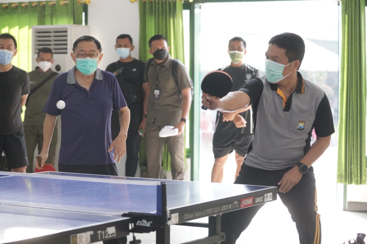 Pangdam V/Brawijaya, Kapolda Jatim dan Pangkoarmada II Melaksanakan Olah Raga Bersama Tenis Meja