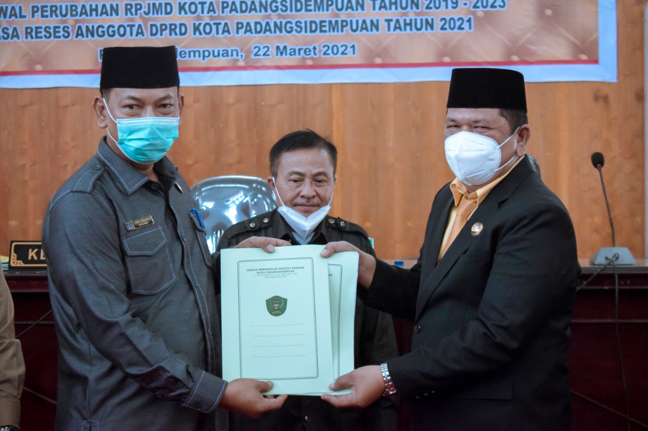 Walikota Sidimpuan Hadiri Paripurna DPRD Laporan Pansus LKPJ Dan Perubahan RPJMD