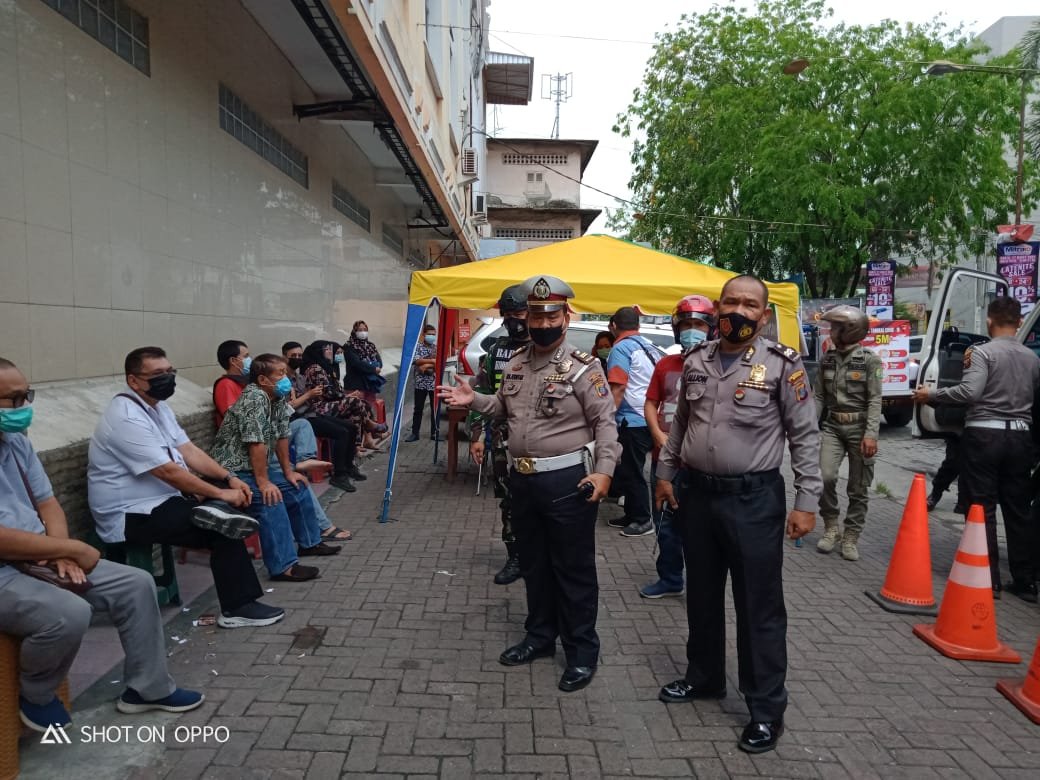 Polsek Medan Area Bersama Instansi Terkait Melaksanakan Penyemprotan Disinfektan dan Sosialisasi PPKM