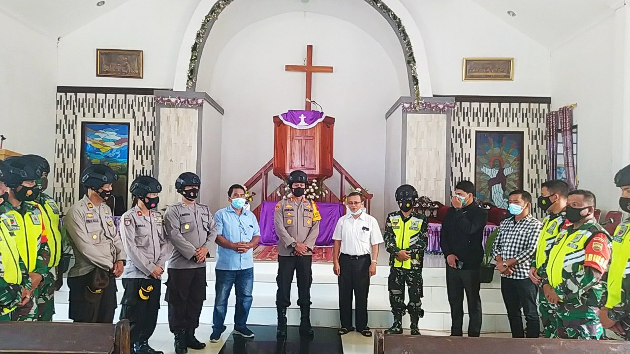 Beri Rasa Aman, Kapolres Samosir Pimpin Patroli TNI-Polri Sambang Rumah Ibadah