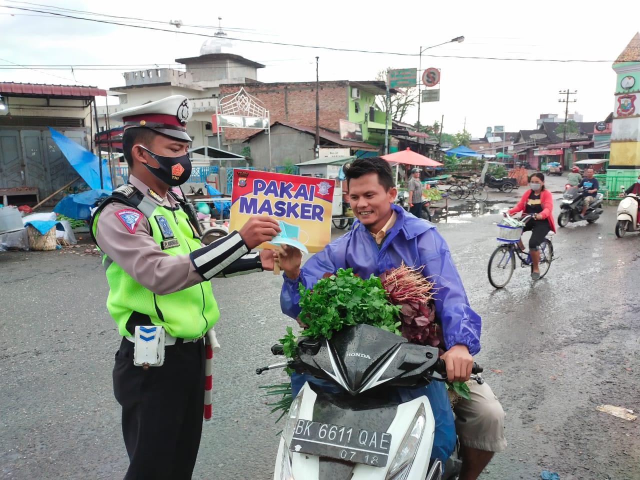 Sat Lantas Polres Tanjung Balai Rutin Bagi Masker Grtais Mencegah Covid-19