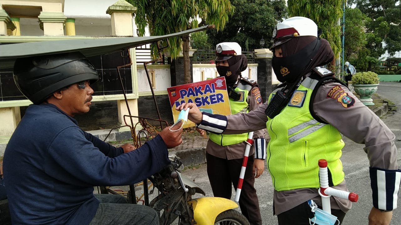 Kasat Lantas Pimpin Imbau Masyarakat Tetap Patuhi Prokes