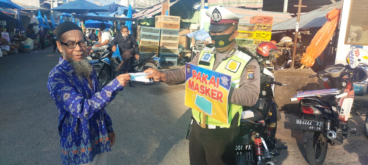 Sat Lantas Polres Tanjung Balai Bagikan Masker Secara Gratis
