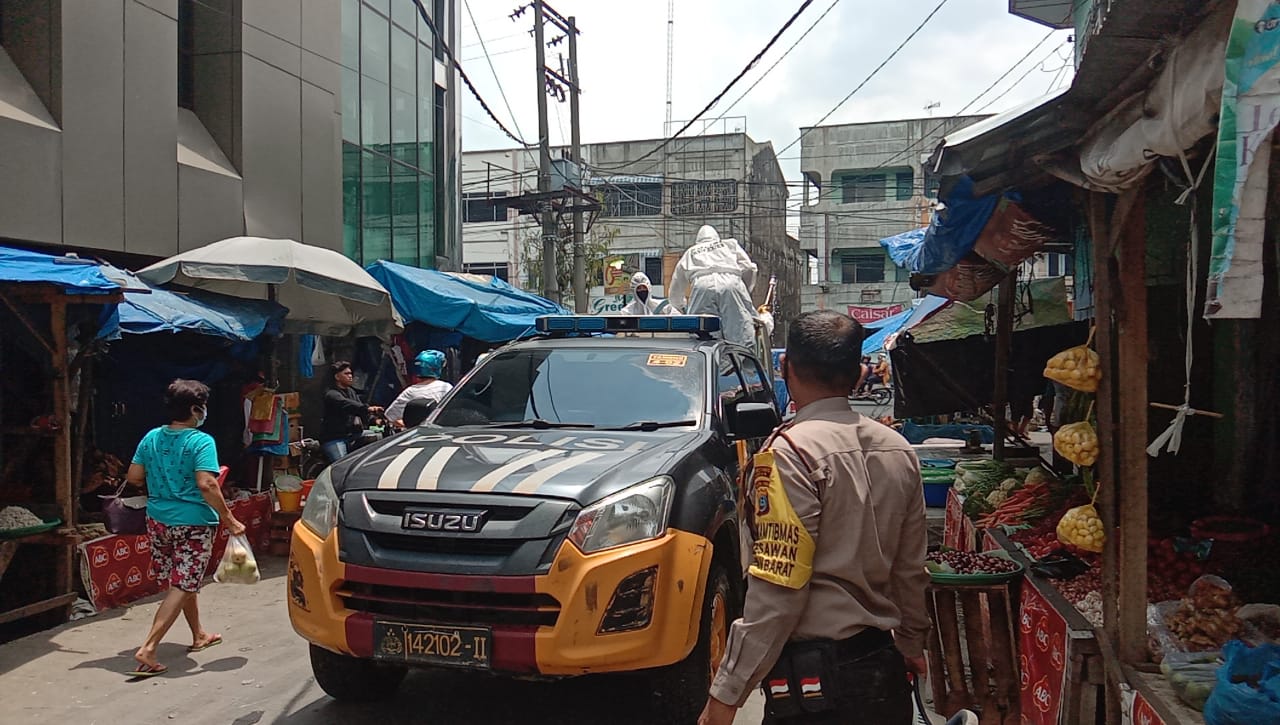 Polda Sumut Sambangi 2 Pasar di Kota Medan Semprotkan Desinfektan Cegah Covid-19