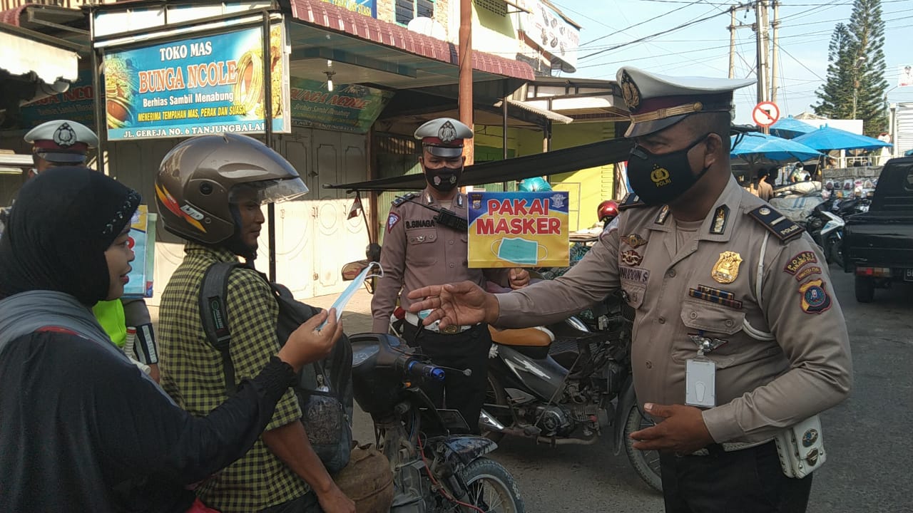 Satlantas Polres Tanjung Balai Rutin Membagi Masker Secara Gratis