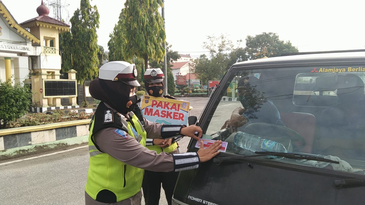 Tekan Penyebaran Cocid-19, Satlantas Sosialisasi Tempel Stiker 