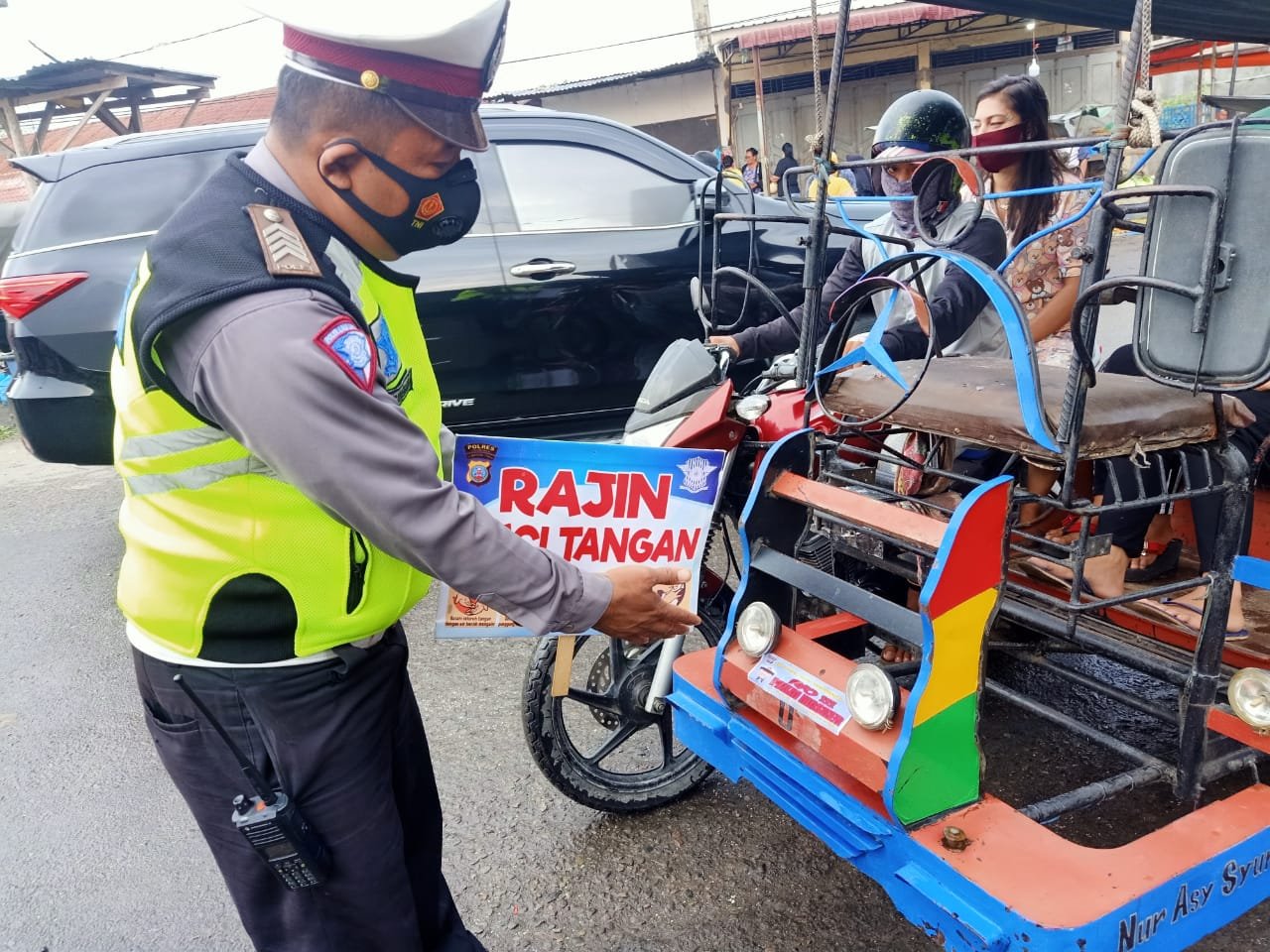 Satlantas Tempelkan Stiker â€œAyo Pakai Maskerâ€ Cegah Virus Covid