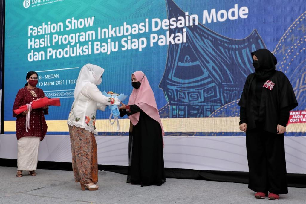 DekranasdaÂ  Medan Apresiasi Fashion Show program Inkubasi Desain Mode dan Produksi Baju Siap Pakai