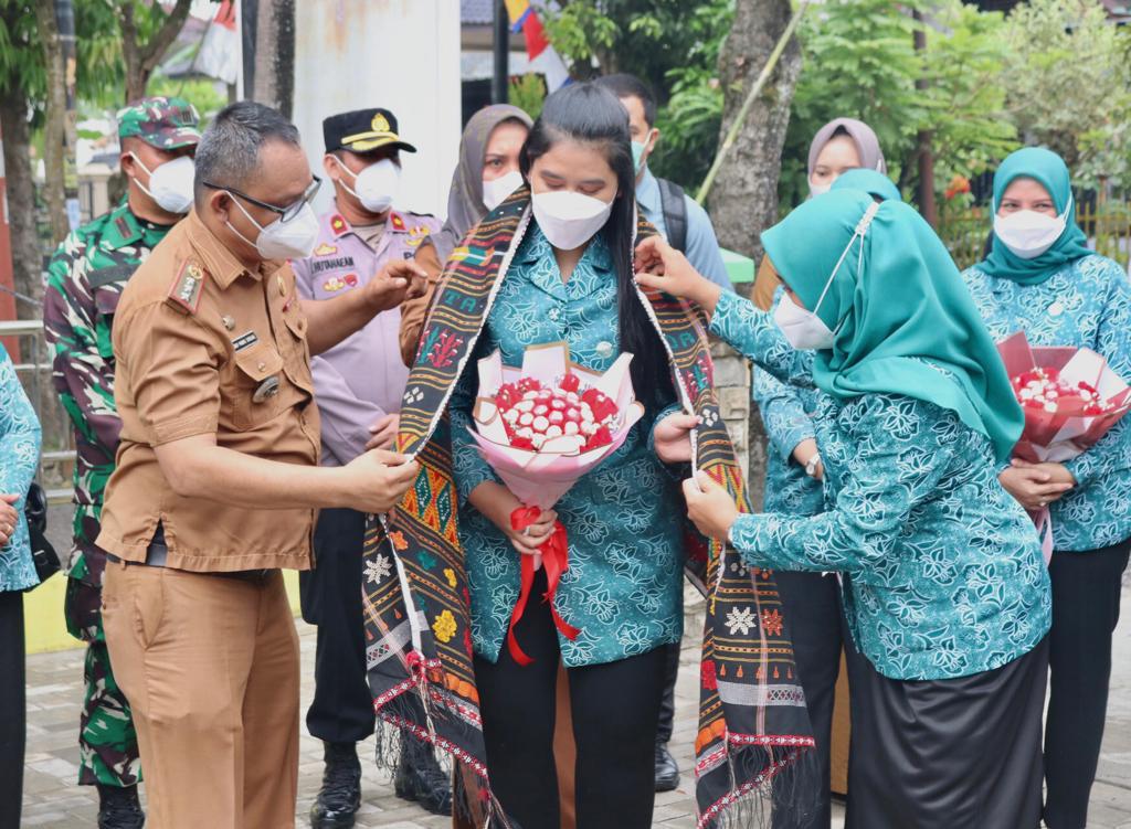 Ketua TP PKK Medan Tinjau Pengrajin Rotan dan Usaha Pembuatan Kerupuk Jangek di Medan HelvetiaÂ  Â  Â  Â  Â  Â 