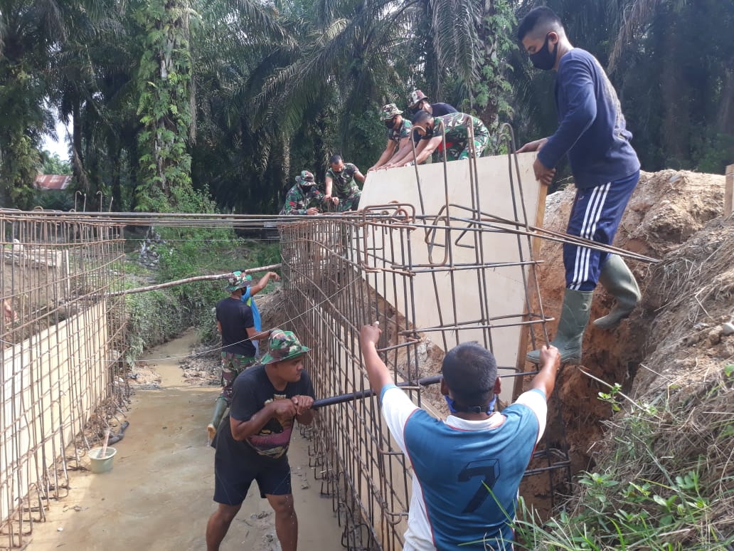 Bahu Membahu TNI dengan Rakyat, Atasi Kendala di TMMD 110 Kampar