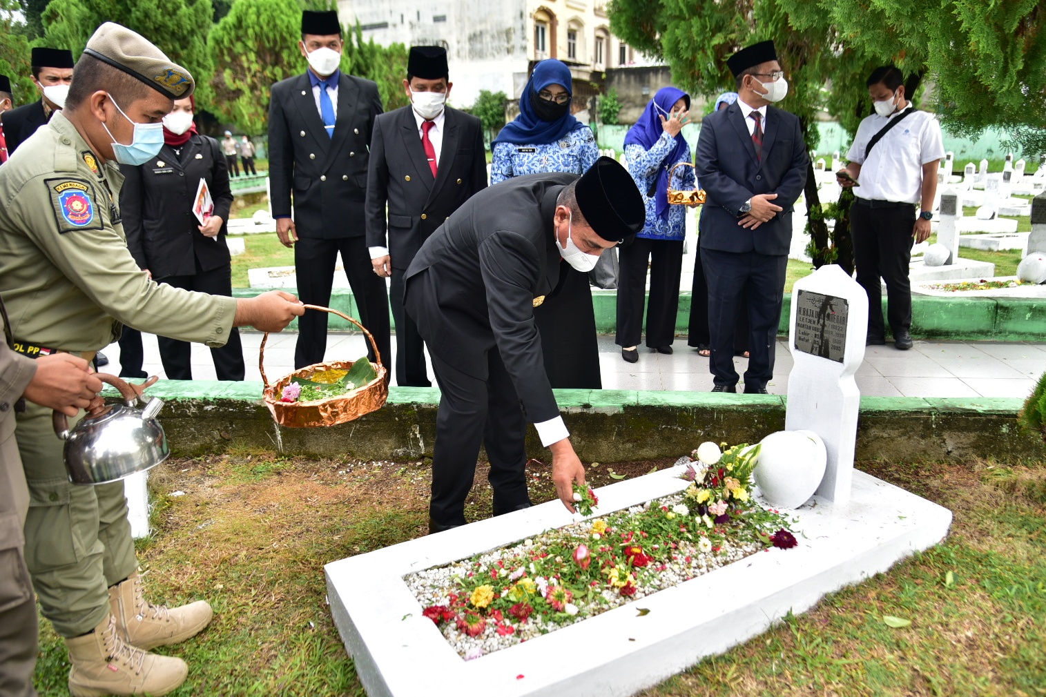 Gubernur Edy Rahmayadi Pimpin  Ziarah Rombongan ke Makam Pahlawan