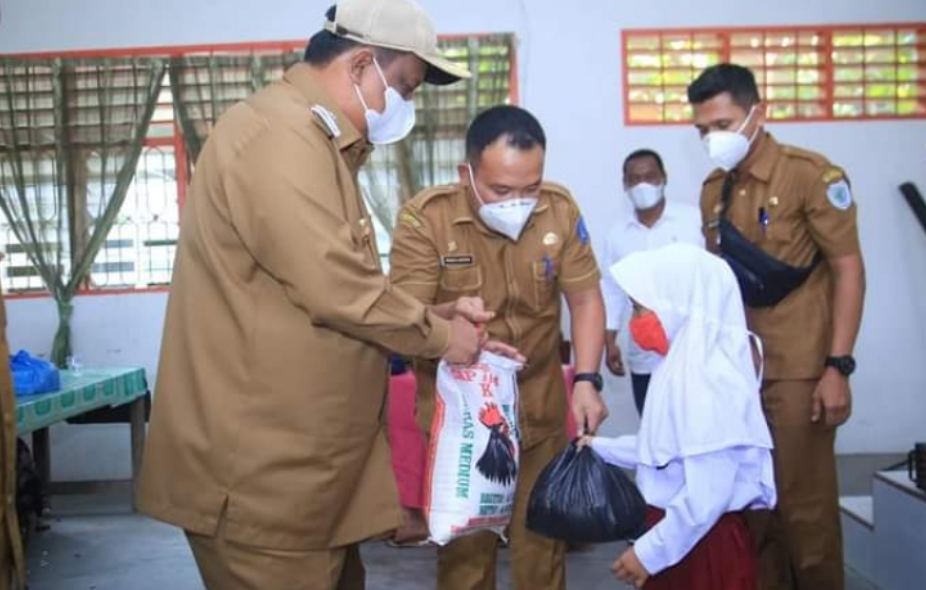 Pj.Bupati Labuhanbatu MulyadiÂ  Serahkan 50 Paket Sembako