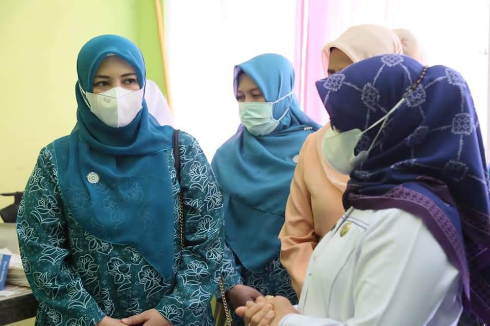 Memperingati Hari Kartini, Ketua Tim Penggerak PKK Dinas P2KB dan Dinkes Labuhanbatu Gelar Pelayanan KB Gratis