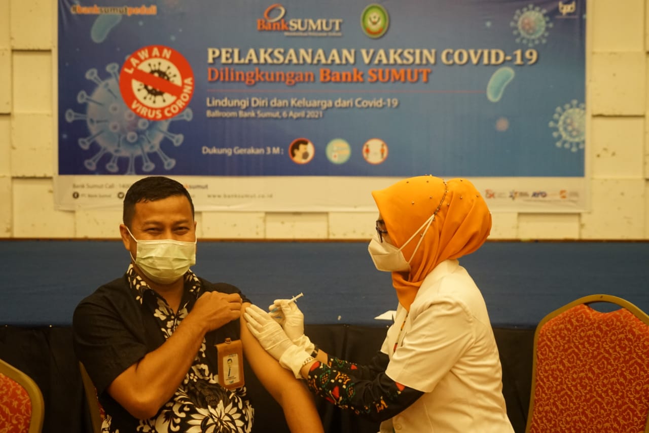 200 Pegawai Bank Sumut Divaksin, Petugas Frontliner Diprioritaskan