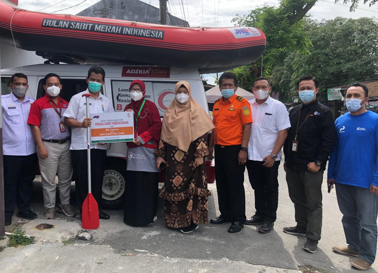 JNE Medan Sumbangkan Perahu Karet Kepada Bulan Sabit Merah Indonesia (BSMI) Sumatera Utara