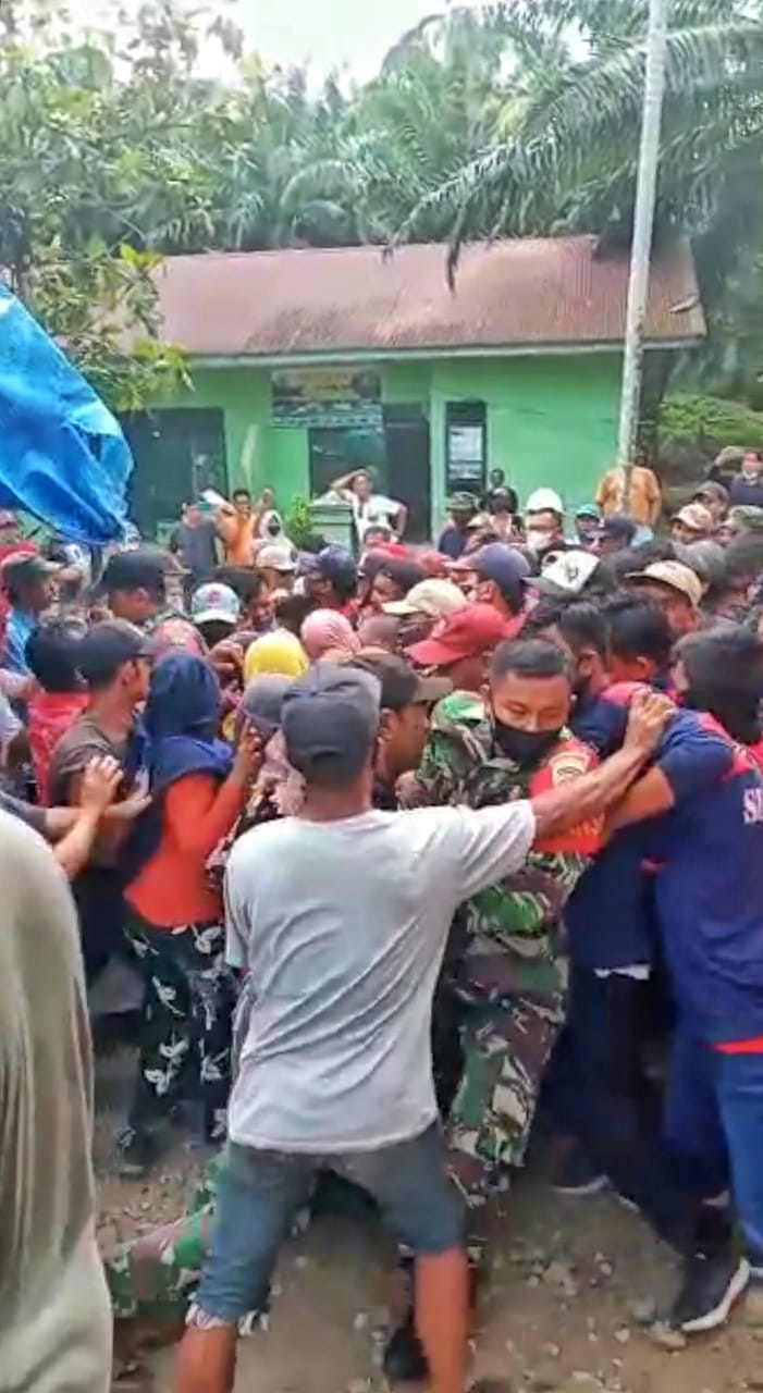 Bentrok dengan Pendemo, Security PT Sri Timur Dilarikan ke RS Pertamina Berandan