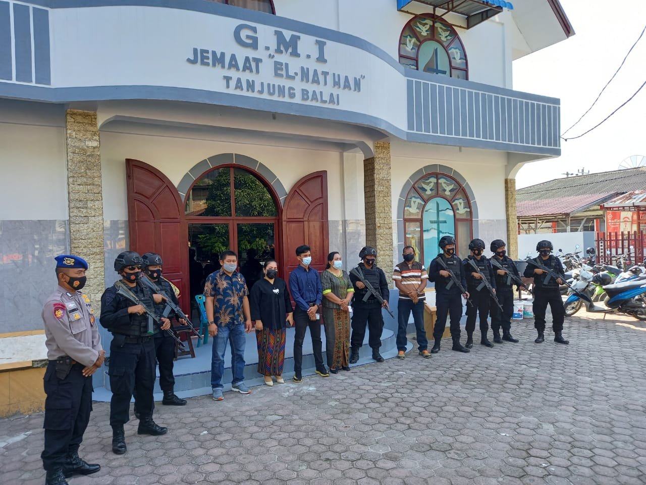 Polres Tanjung Balai bersama Kompi Subden 3/B Sat Brimob Kota Tanjungbalai Sterilisasi Gereja