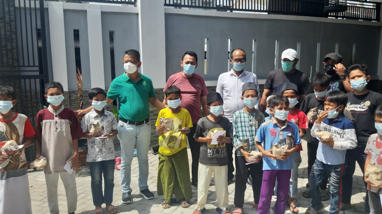Jumat Barokah, Pengurus Forkom Warkop Poldasu Gulirkan Bantuan Santunan dan Berbagi Masker
