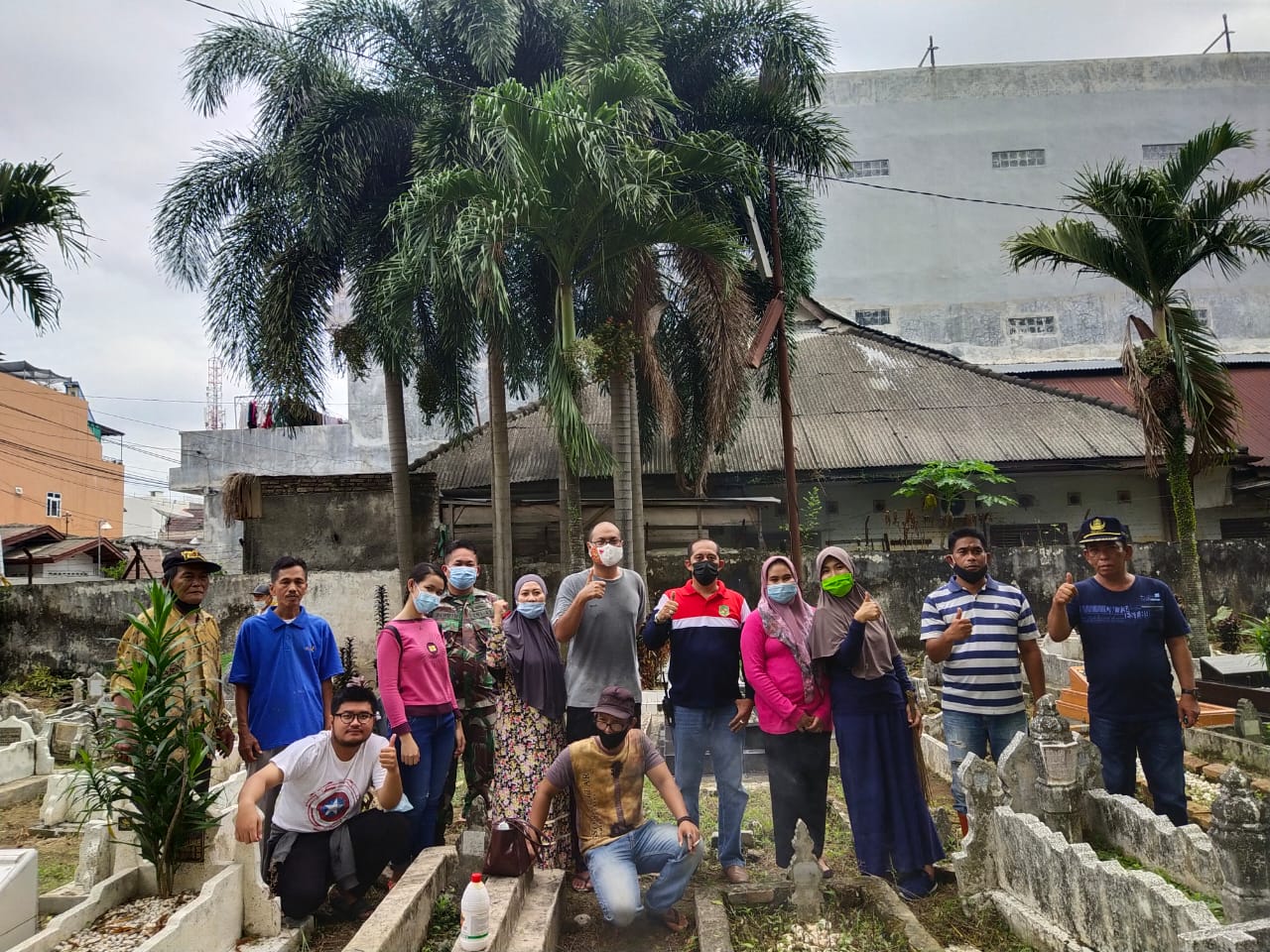 Warga Kel. Darat dan Petisah Hulu Bersihkan Pekuburan Muslim Jalan Lobak