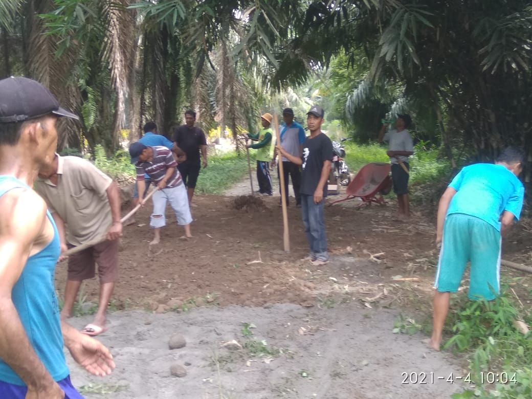 Sambut Bulan Ramadhan, Kades dan warga Denai lama bersihkan jalan ke Makam