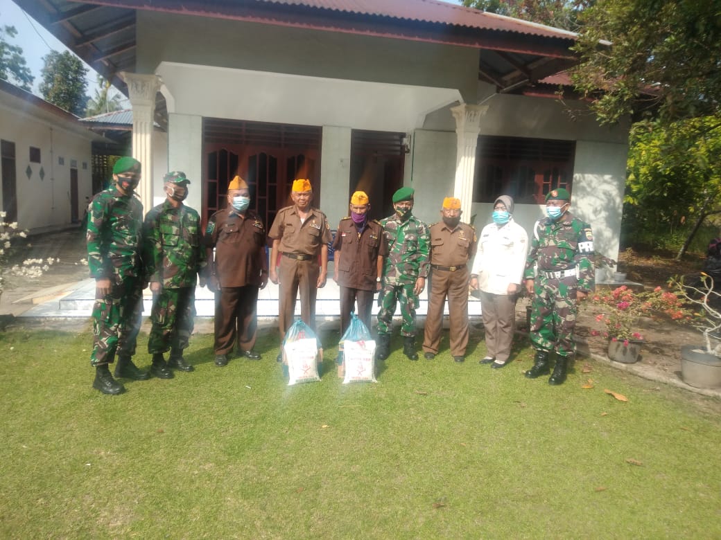 Kakanminvetcad I/12 Langkat SerahkanÂ  Bantuan Sembako dan Tali Asih kepada Veteran RI